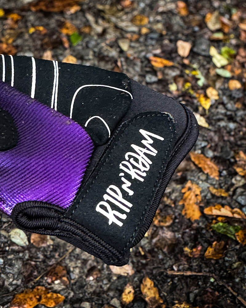 close view of RipN’Roam Wild x Free MTB Gloves strap with purple fade design